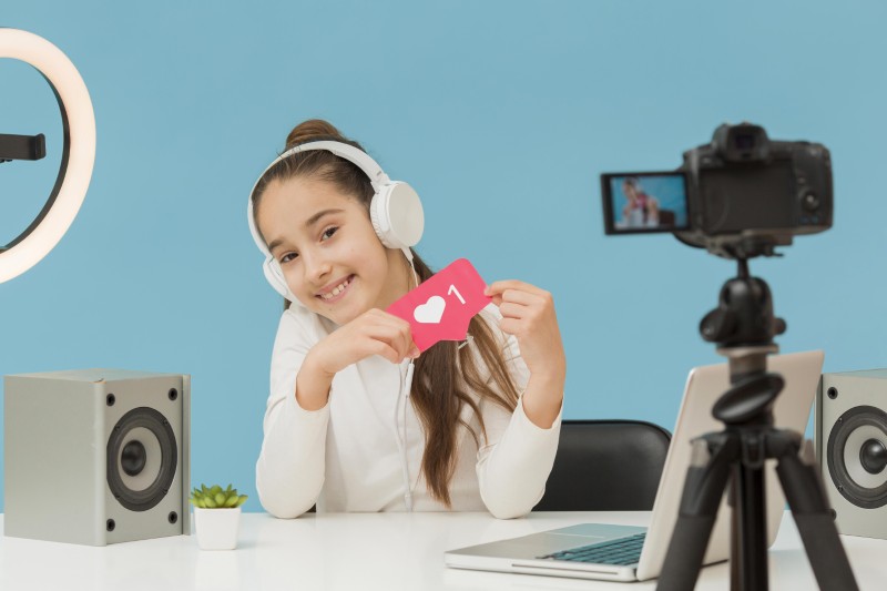 Bezpieczeństwo dzieci w sieci i standardy wiekowe na platformach społecznościowych